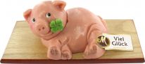 Odenwälder Marzipan Schwein auf Holzbrett i.c. 250g